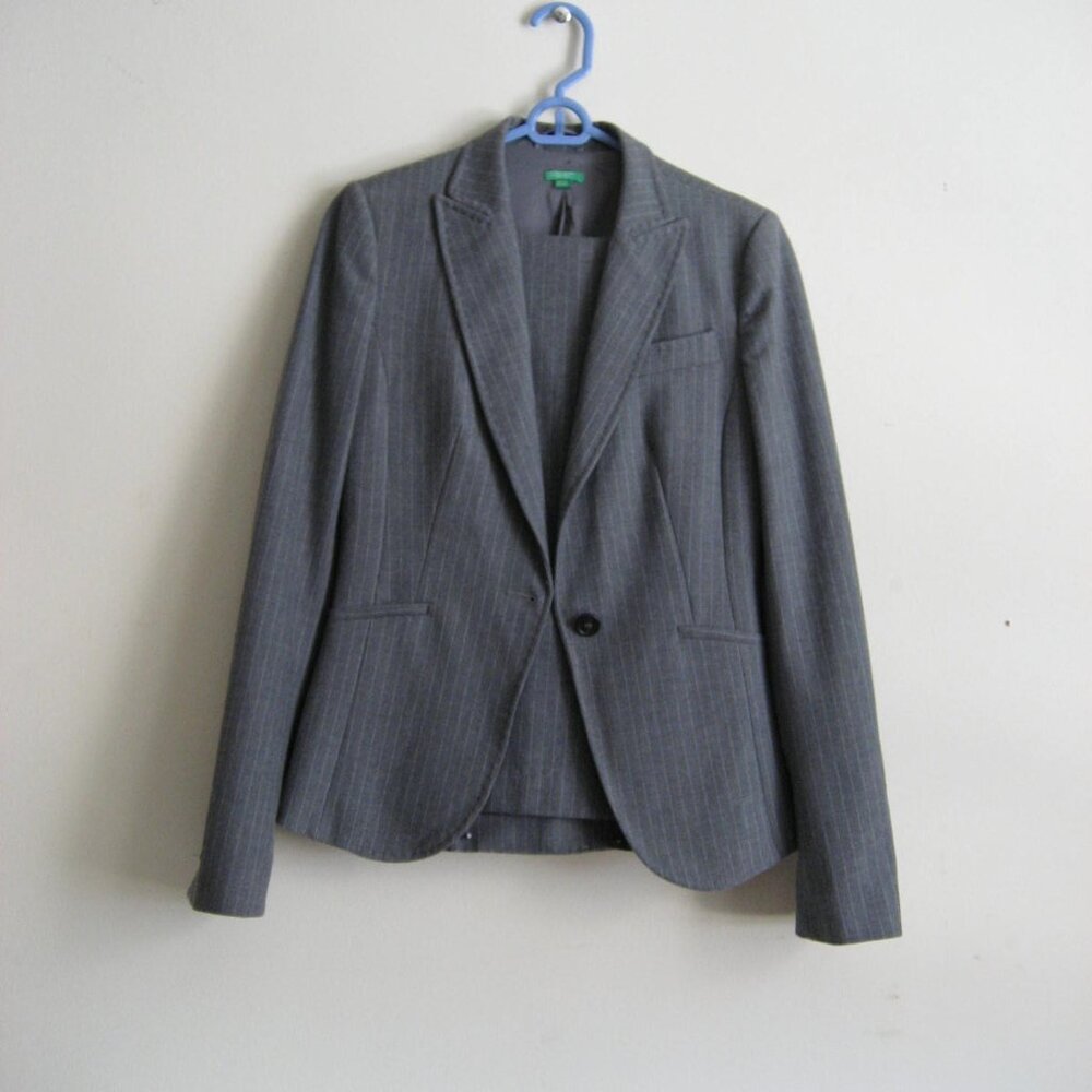 United Colors of Benetton 2 Piece Pin Stripe Pant Suit, Size 42 6P